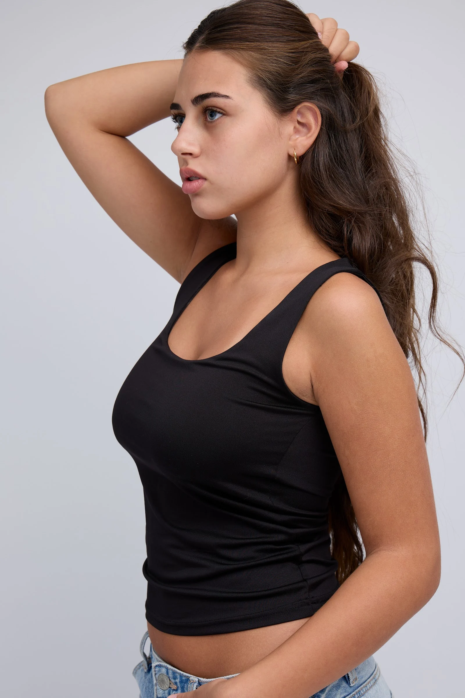 Perfil de Sara con gesto de moda